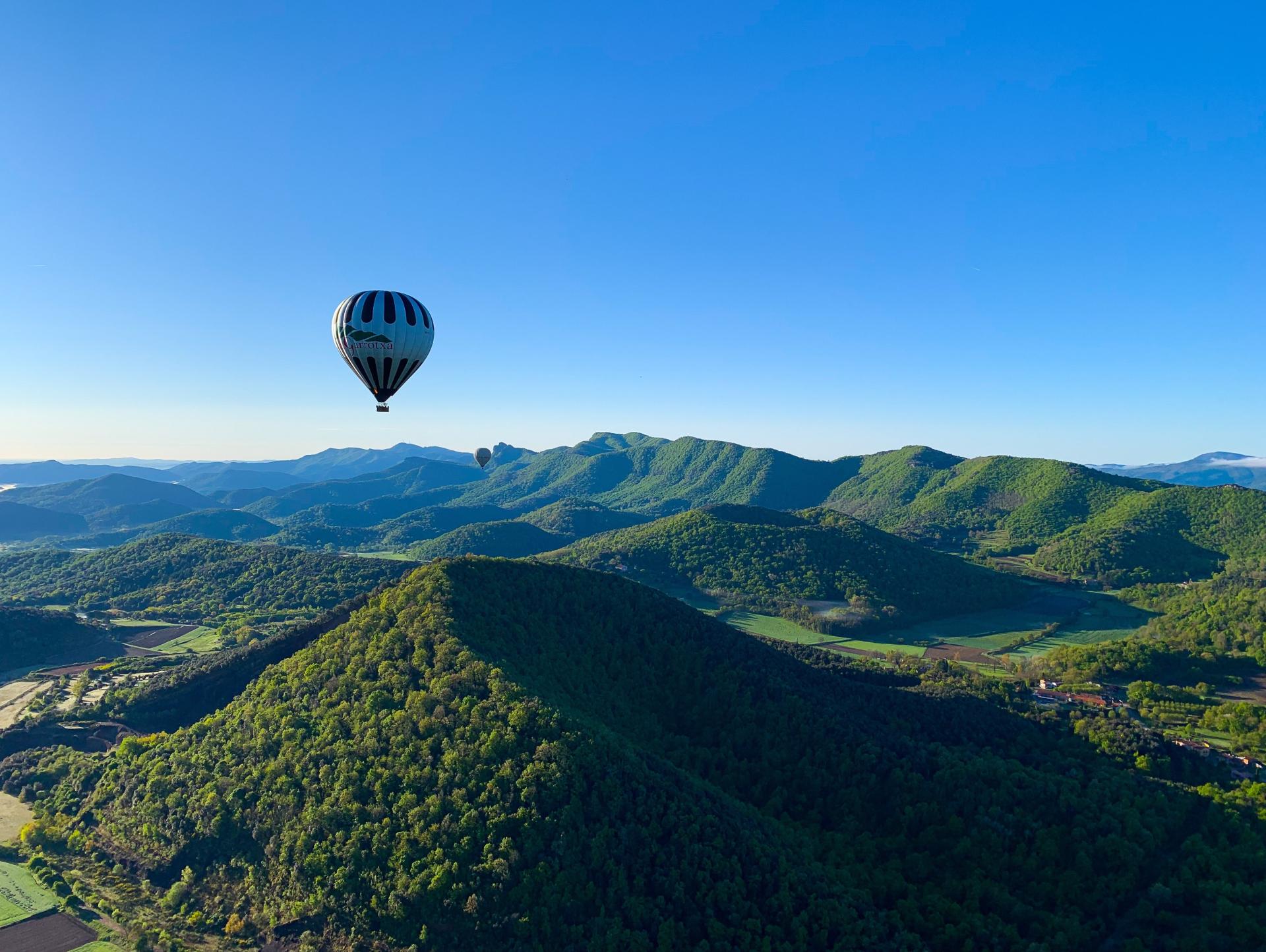 SORTIDA  AMB GLOBUS A LA ZONA VOLCANICA